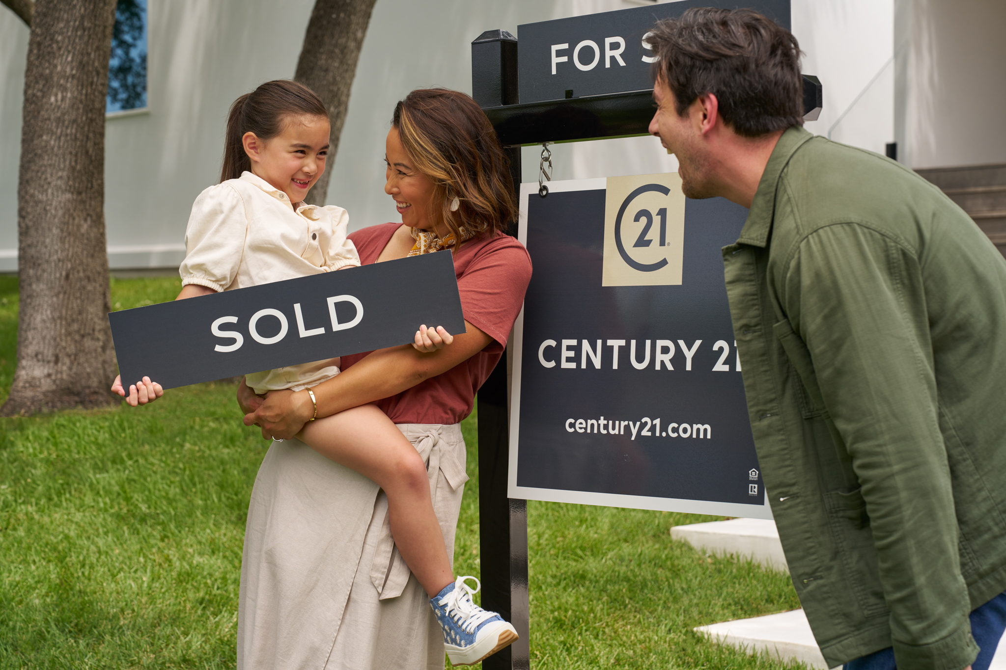 C21_Stills_Exterior_FamilyWithSign2_081524